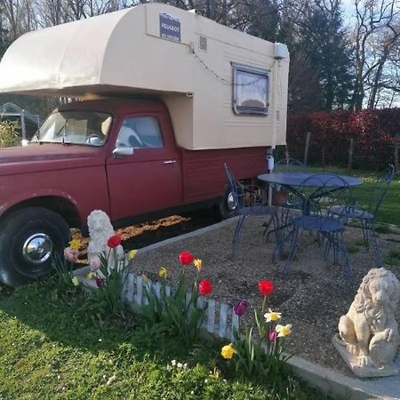 Le Pick Up 403 Vintage Hotell Oradour-sur-Glane Exteriör bild