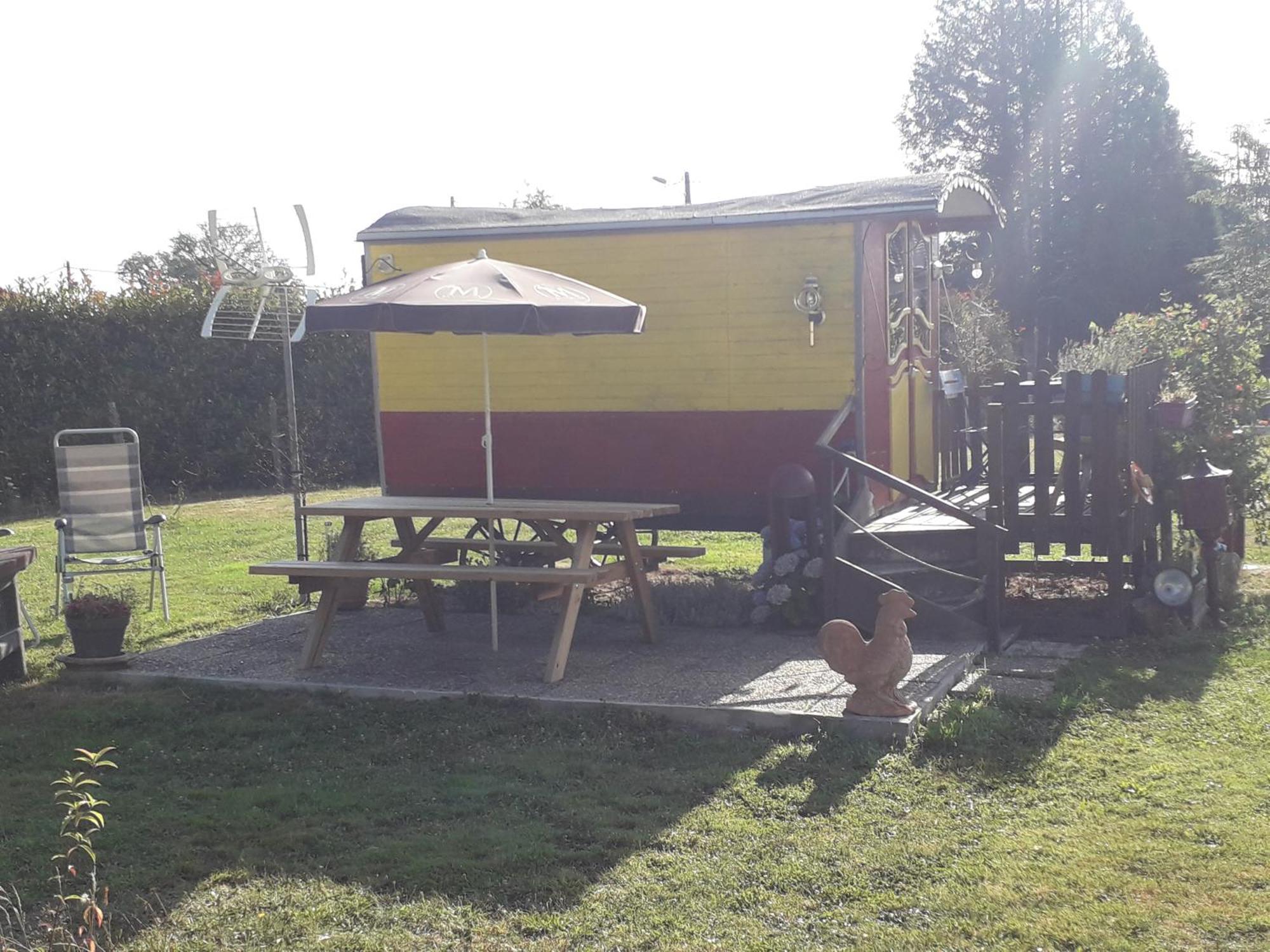 Le Pick Up 403 Vintage Hotell Oradour-sur-Glane Exteriör bild
